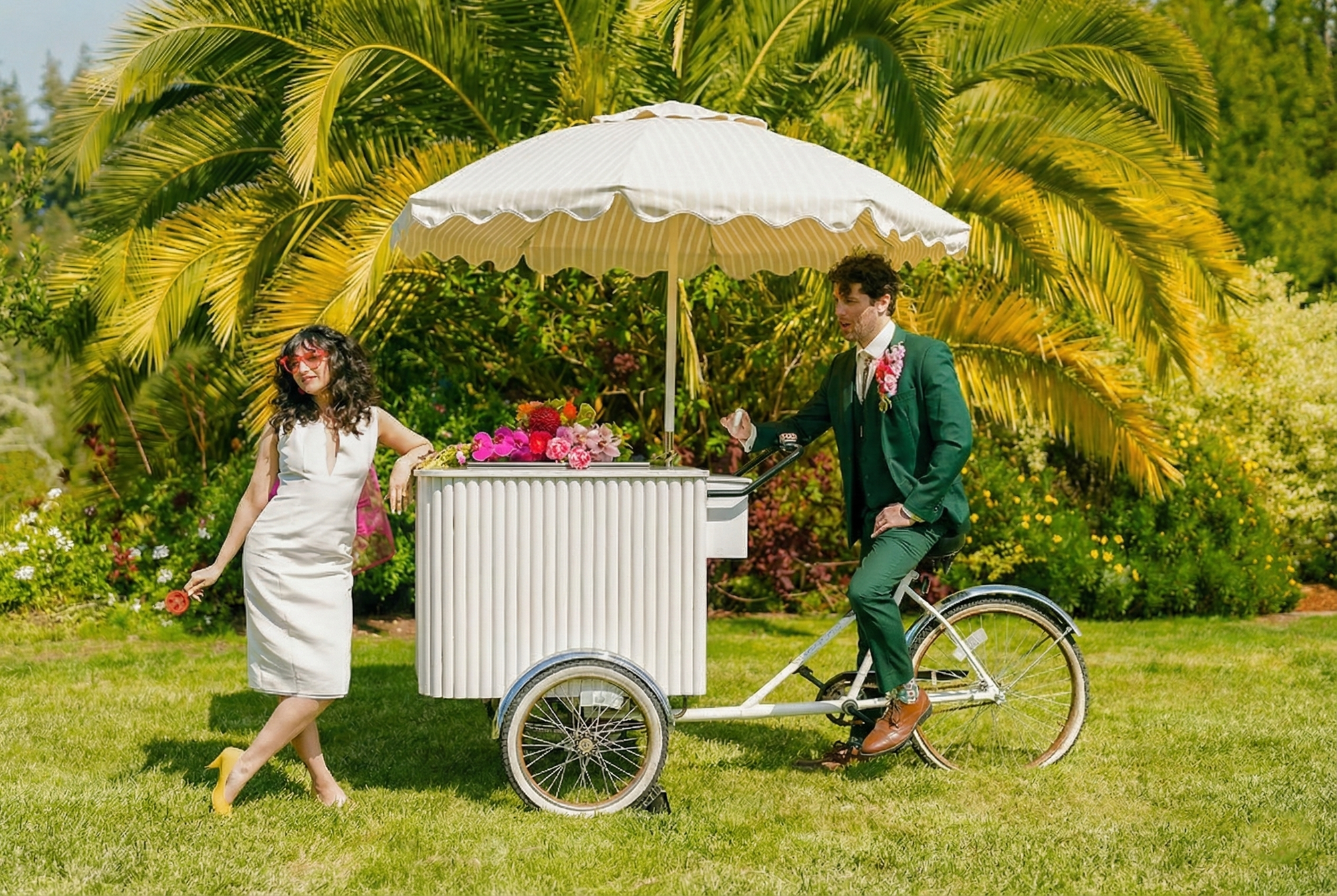 Benni Pops cart in use outdoors with bride and groom nearby
